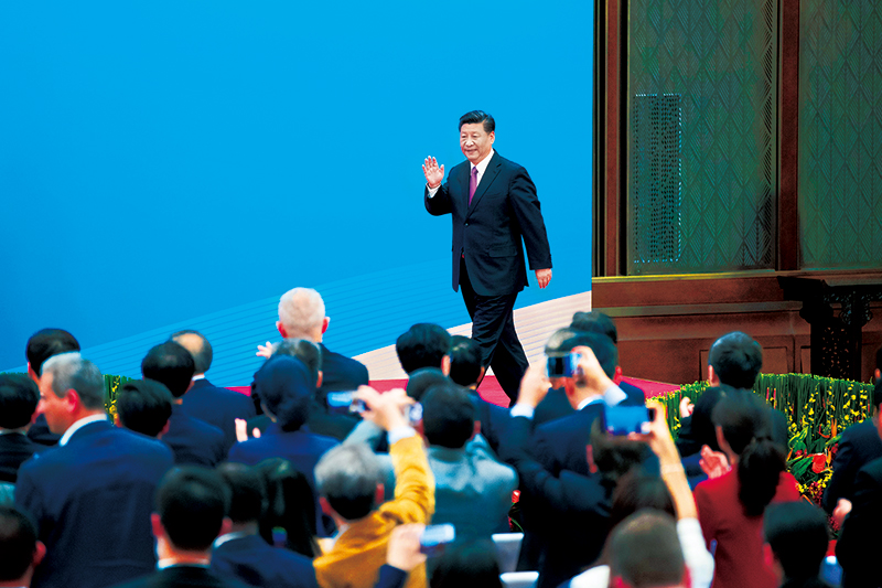 2019年4月27日，第二屆“一帶一路”國際合作高峰論壇在北京雁棲湖國際會議中心舉行圓桌峰會，國家主席習(xí)近平主持會議并致開幕辭。圓桌峰會閉幕后，習(xí)近平會見中外記者，介紹第二屆“一帶一路”國際合作高峰論壇圓桌峰會情況和主要成果。這是習(xí)近平步入記者會現(xiàn)場。 