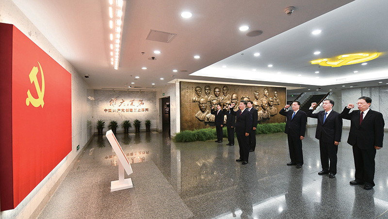 2017年10月31日，中共中央總書記、國家主席、中央軍委主席習(xí)近平帶領(lǐng)中共中央政治局常委李克強(qiáng)、栗戰(zhàn)書、汪洋、王滬寧、趙樂際、韓正，瞻仰上海中共一大會址和浙江嘉興南湖紅船。這是31日上午，在上海中共一大會址紀(jì)念館，習(xí)近平帶領(lǐng)其他中共中央政治局常委同志一起重溫入黨誓詞。 