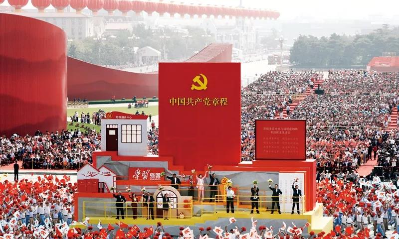 2019年10月1日上午，慶祝中華人民共和國成立70周年大會在北京天安門廣場隆重舉行。這是群眾游行中的“從嚴治黨”方陣。新華社記者 蘭紅光/攝