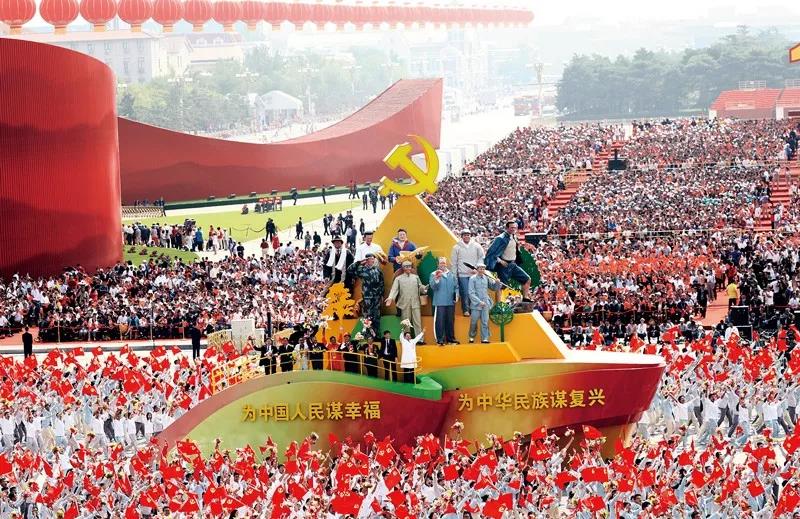 2019年10月1日上午，慶祝中華人民共和國成立70周年大會在北京天安門廣場隆重舉行。這是群眾游行中的“不忘初心”方陣。新華社記者 蘭紅光/攝
