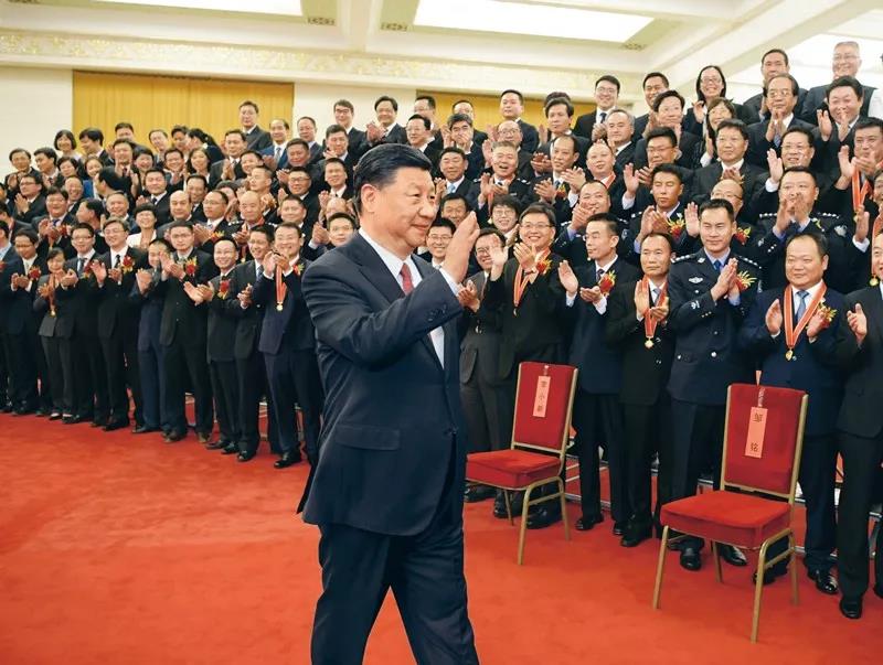 2019年6月25日，黨和國家領(lǐng)導人習近平、李克強、王滬寧等在北京人民大會堂會見第九屆全國“人民滿意的公務(wù)員”和“人民滿意的公務(wù)員集體”受表彰代表。新華社記者 李學仁/攝